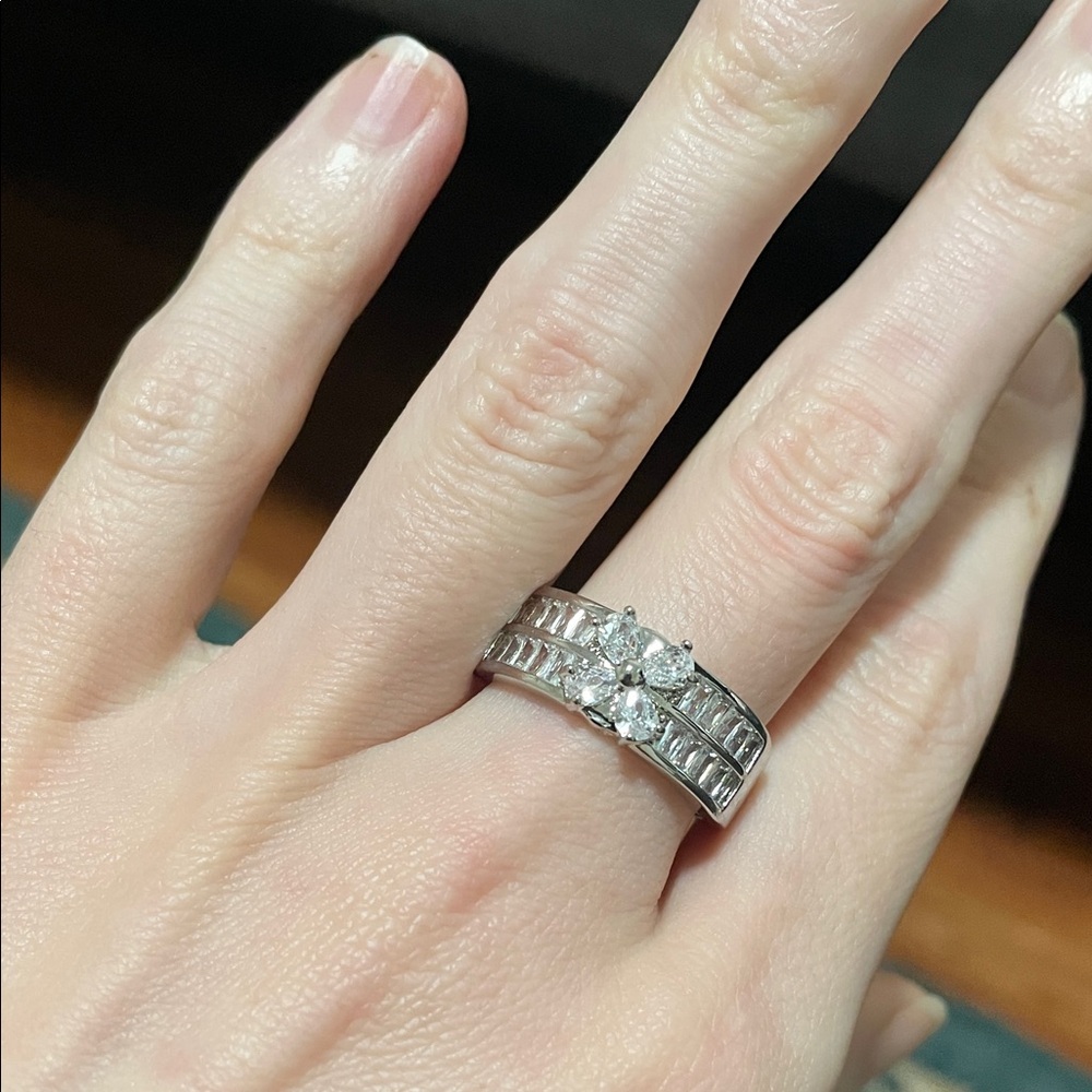 🖤5/$25 Elegant Silver Ring  Band with Clear flower Stones